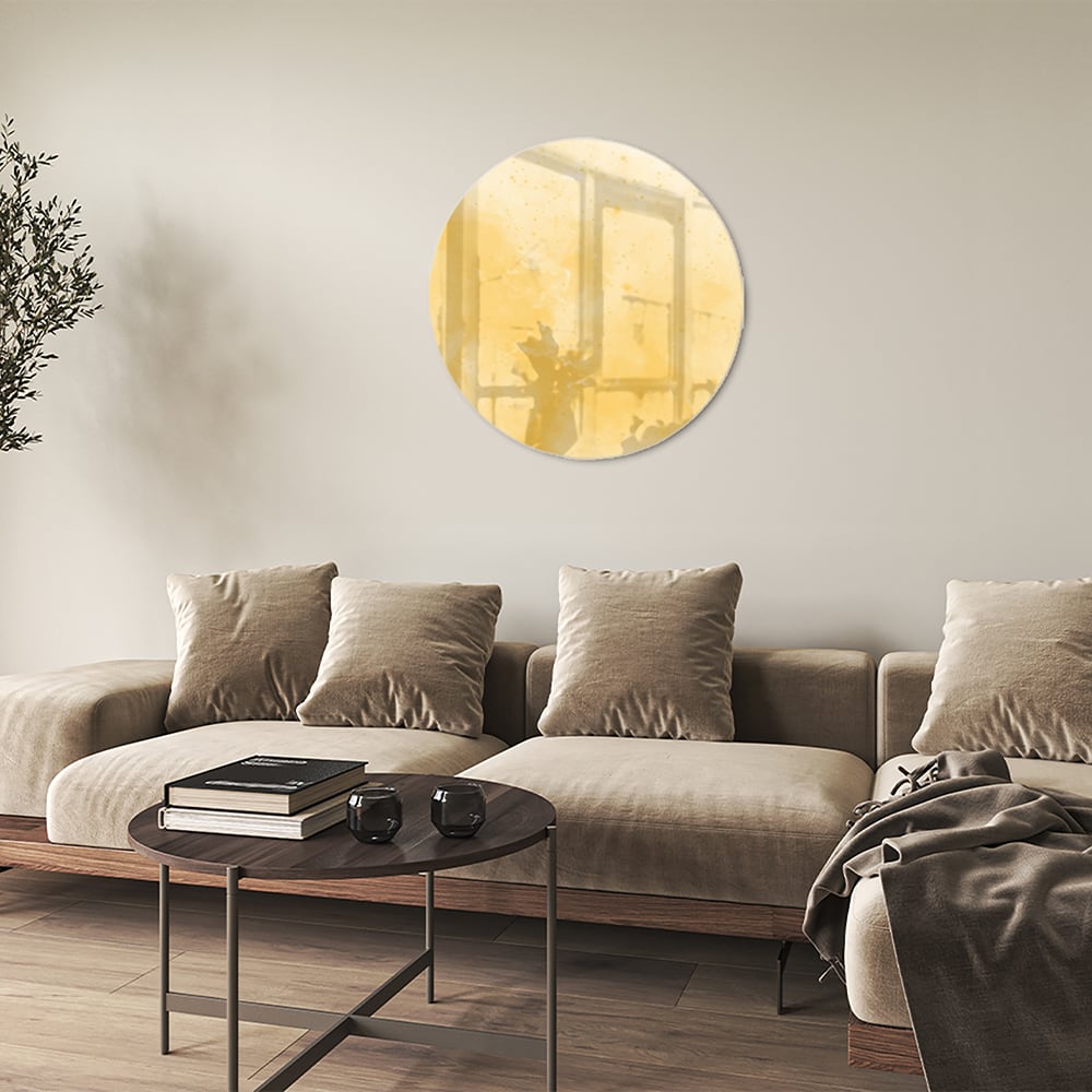 Abstract glazen schilderij in gouden tinten op een witte muur in een moderne woonkamer.