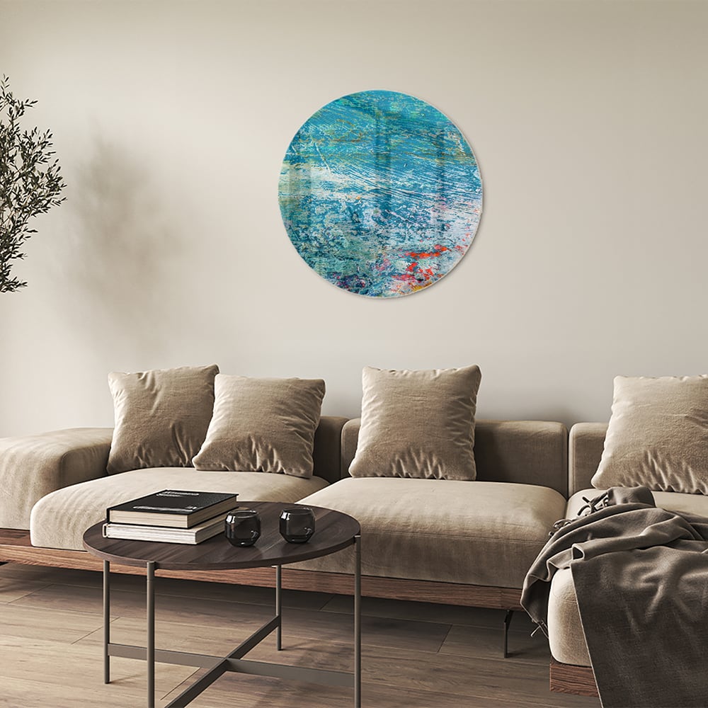 Kleurrijk abstract glazen schilderij aan de muur boven een houten kast