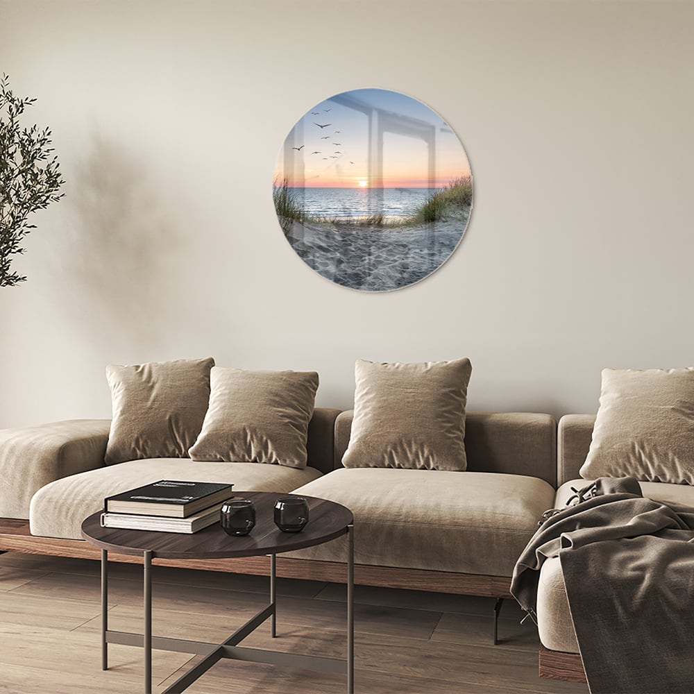 Glazen schilderij van een serene zonsondergang boven de zee met gras en vogels