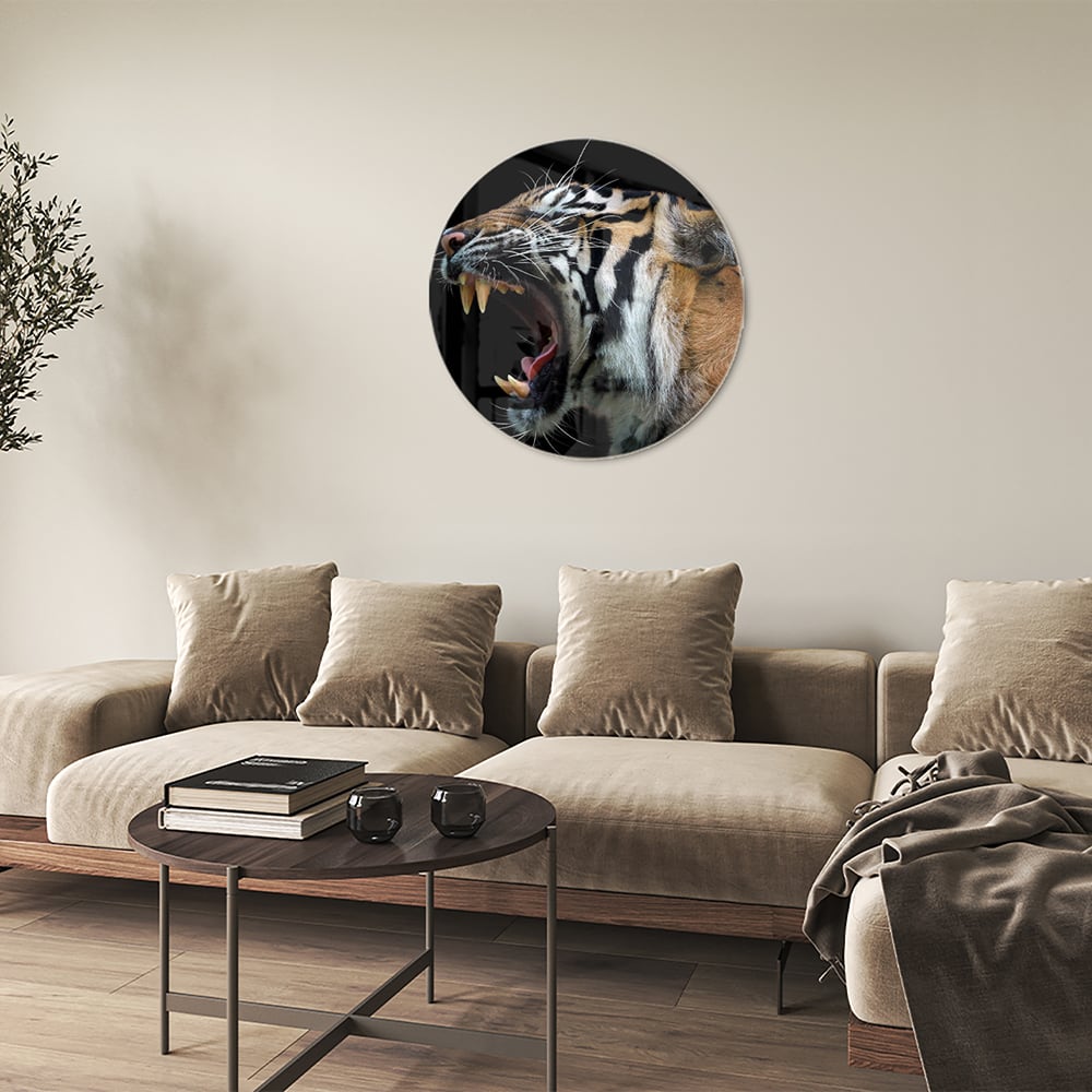 Glazen schilderij van een brullende tijger aan de muur in een stijlvolle kamer.