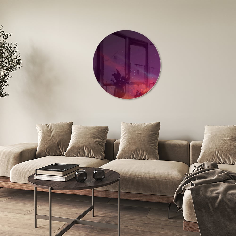 Een kleurrijk glazen schilderij met abstracte vormen in een moderne woonkamer.