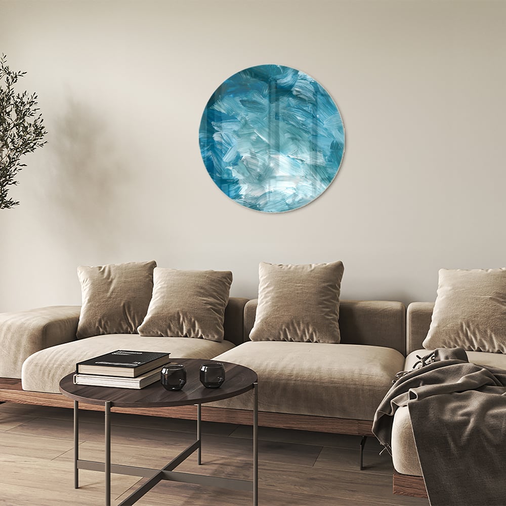 Abstract glazen schilderij met verschillende tinten blauw aan de muur.