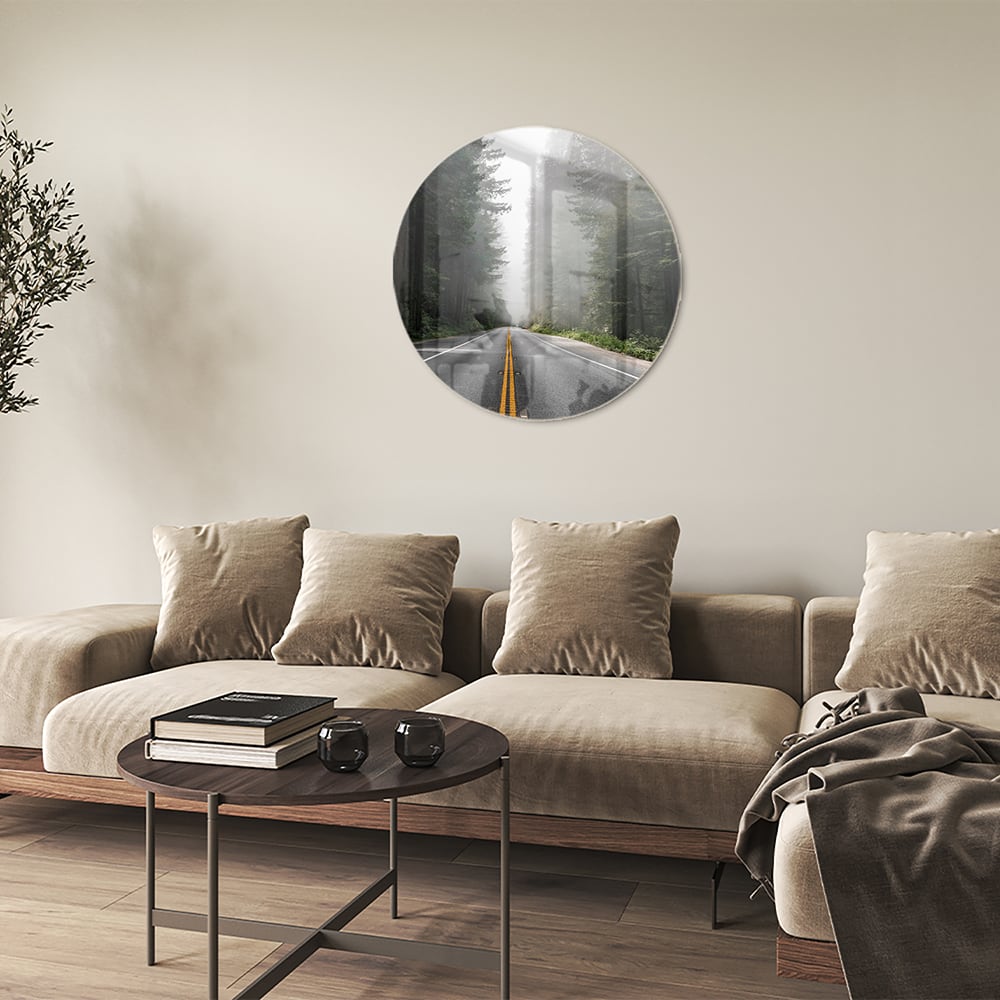 Glazen schilderij van een mistige weg omgeven door bomen in een interieur.