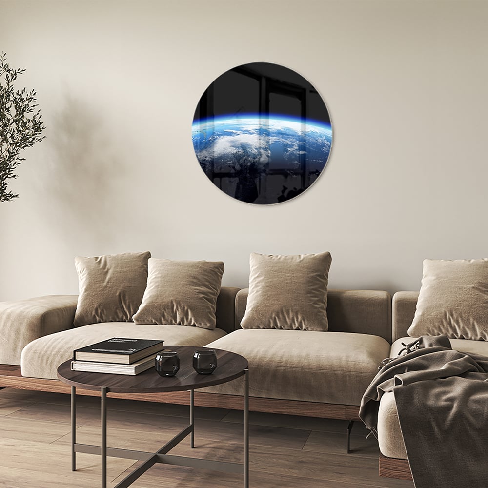 Glazen schilderij met een afbeelding van de aarde en blauwe lucht, perfect voor een moderne inrichting.