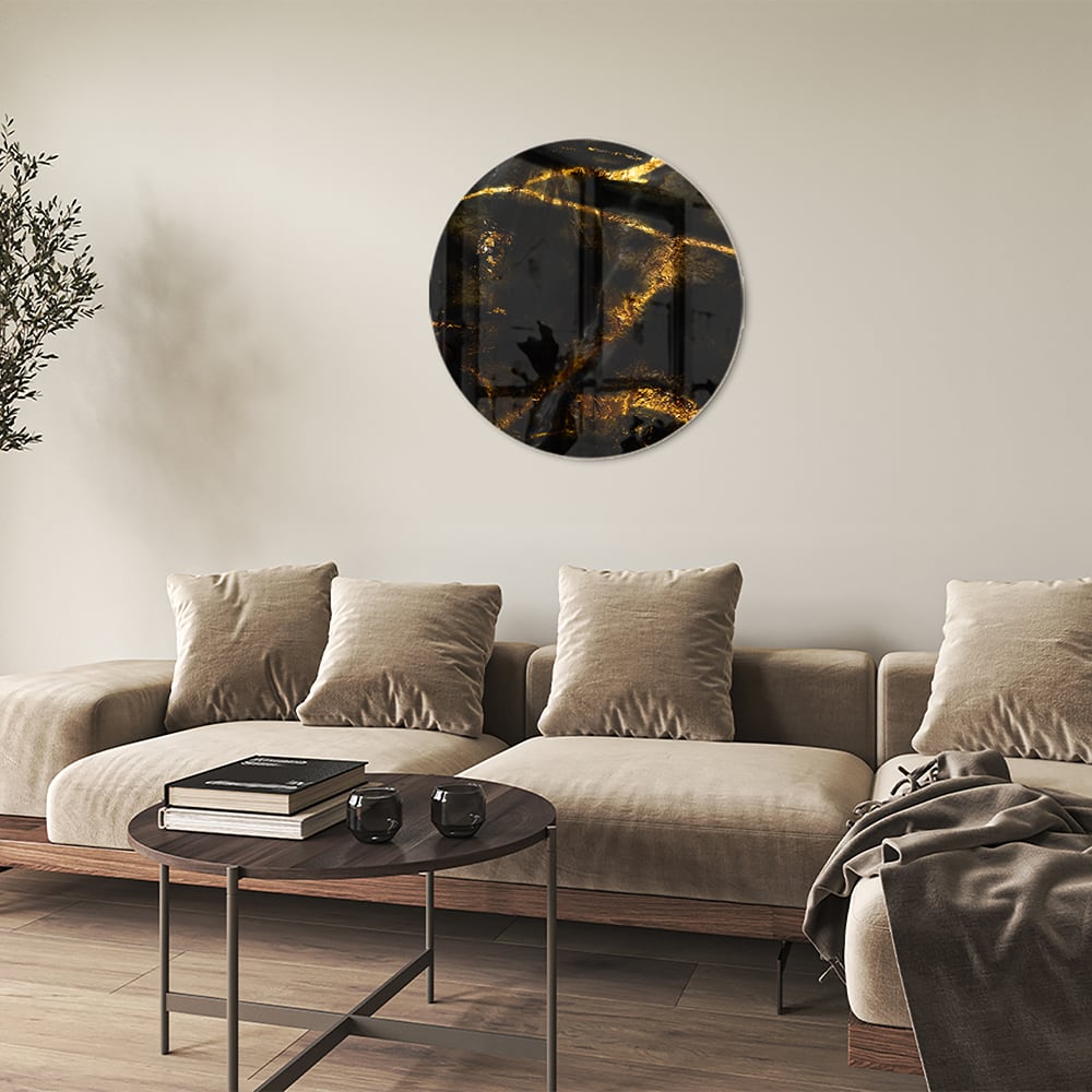 Glazen schilderij met zwart en gouden marmerdesign aan de muur