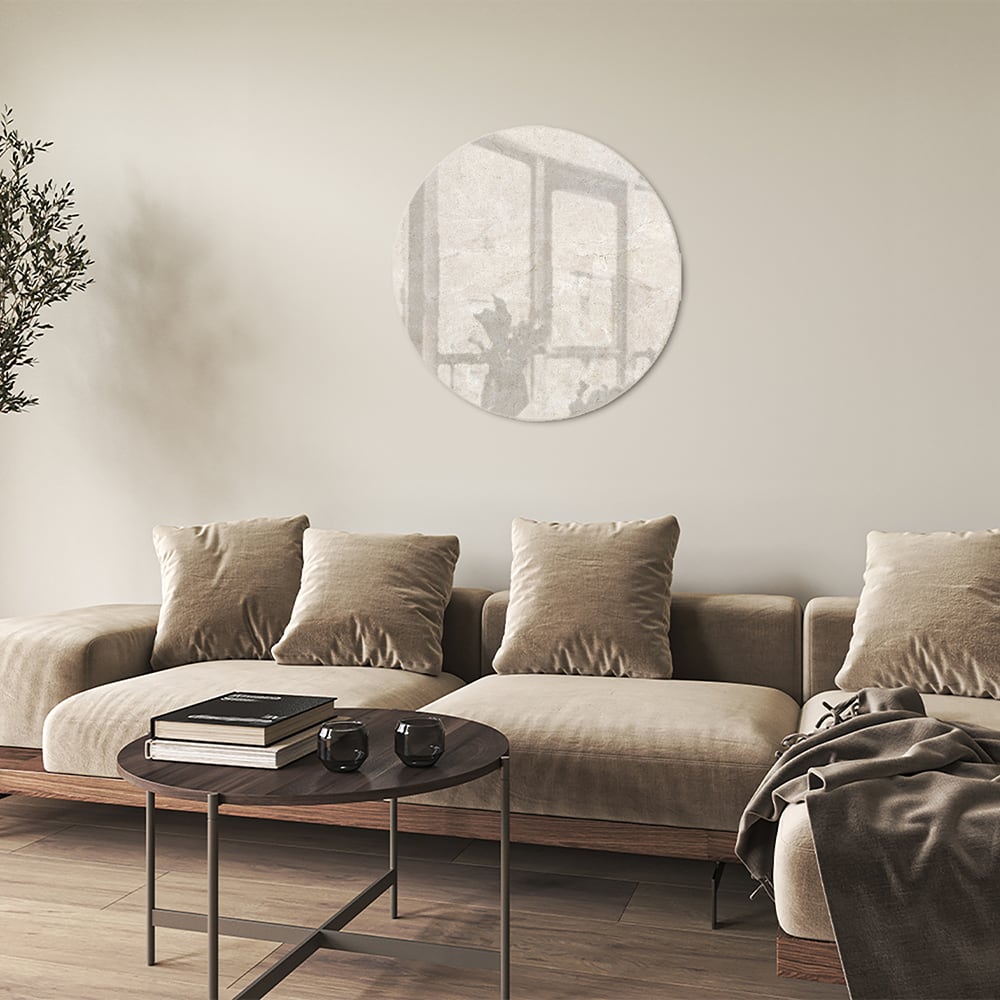 Elegant glazen schilderij met schaduwdetails aan een muur in een moderne woonkamer.