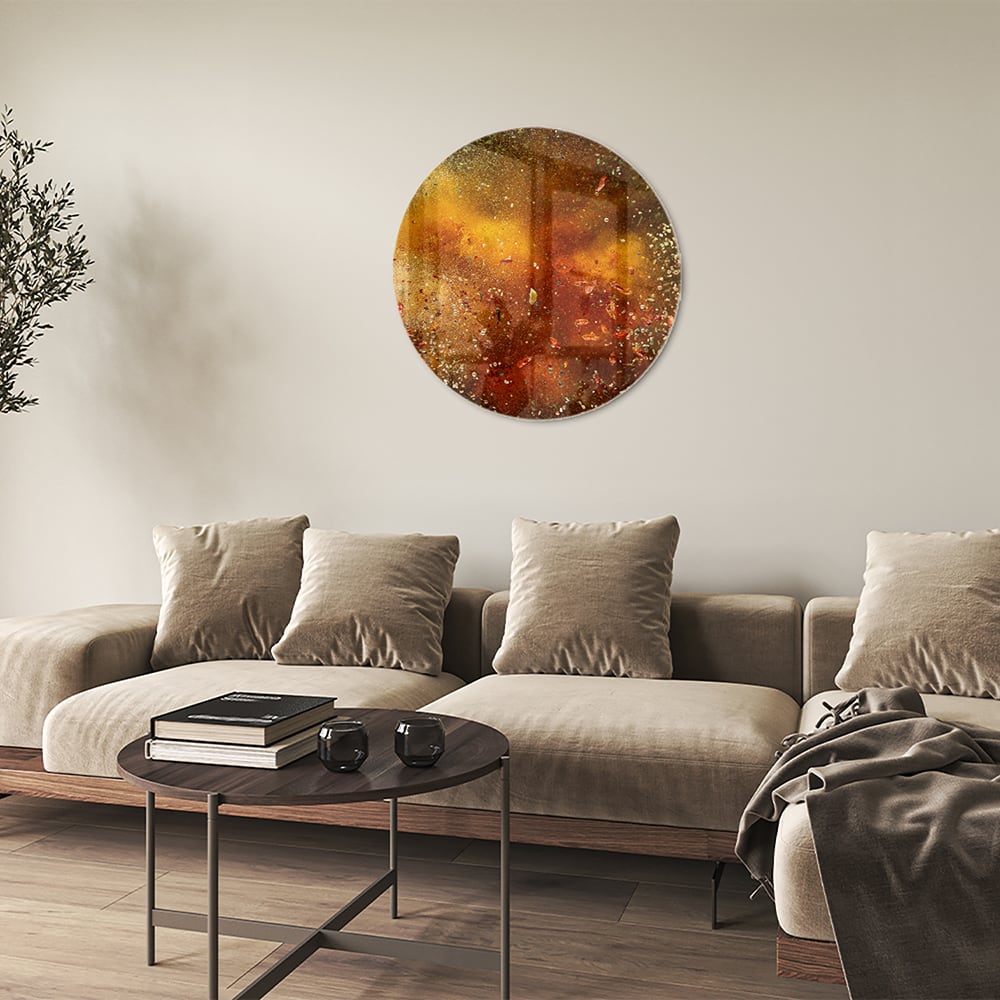 Abstract glazen schilderij met glinsterende warme kleuren in een moderne woonkamer.