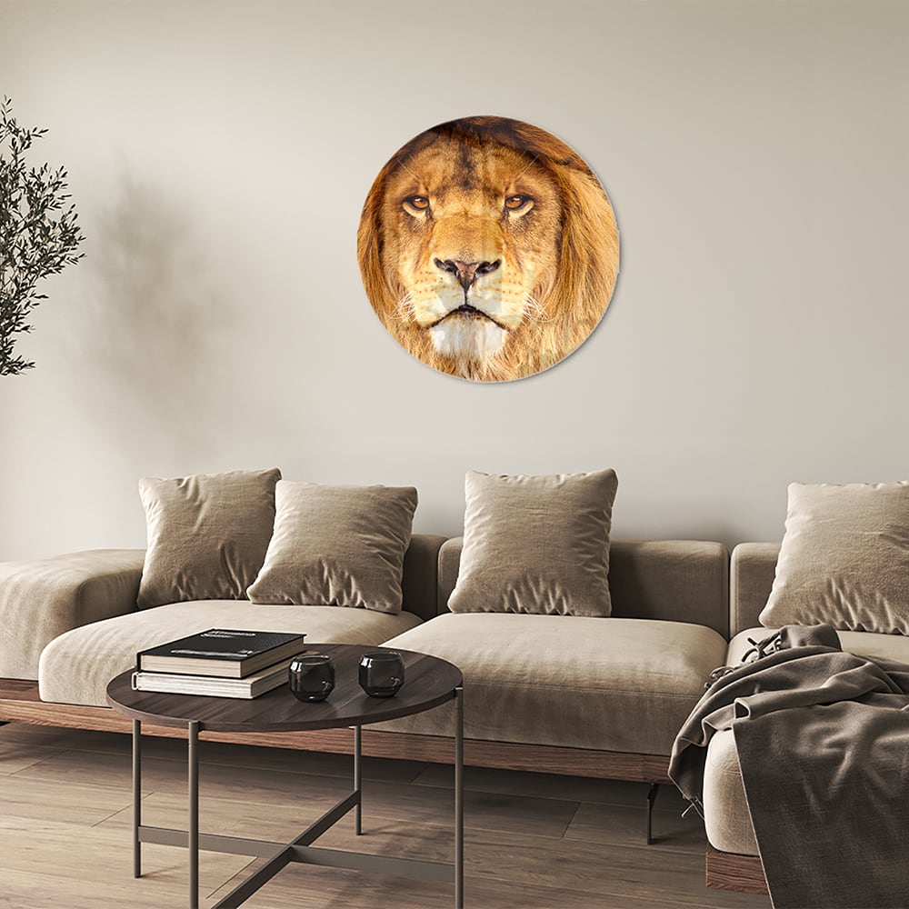 Glazen schilderij van een majestueuze leeuw in een modern interieur