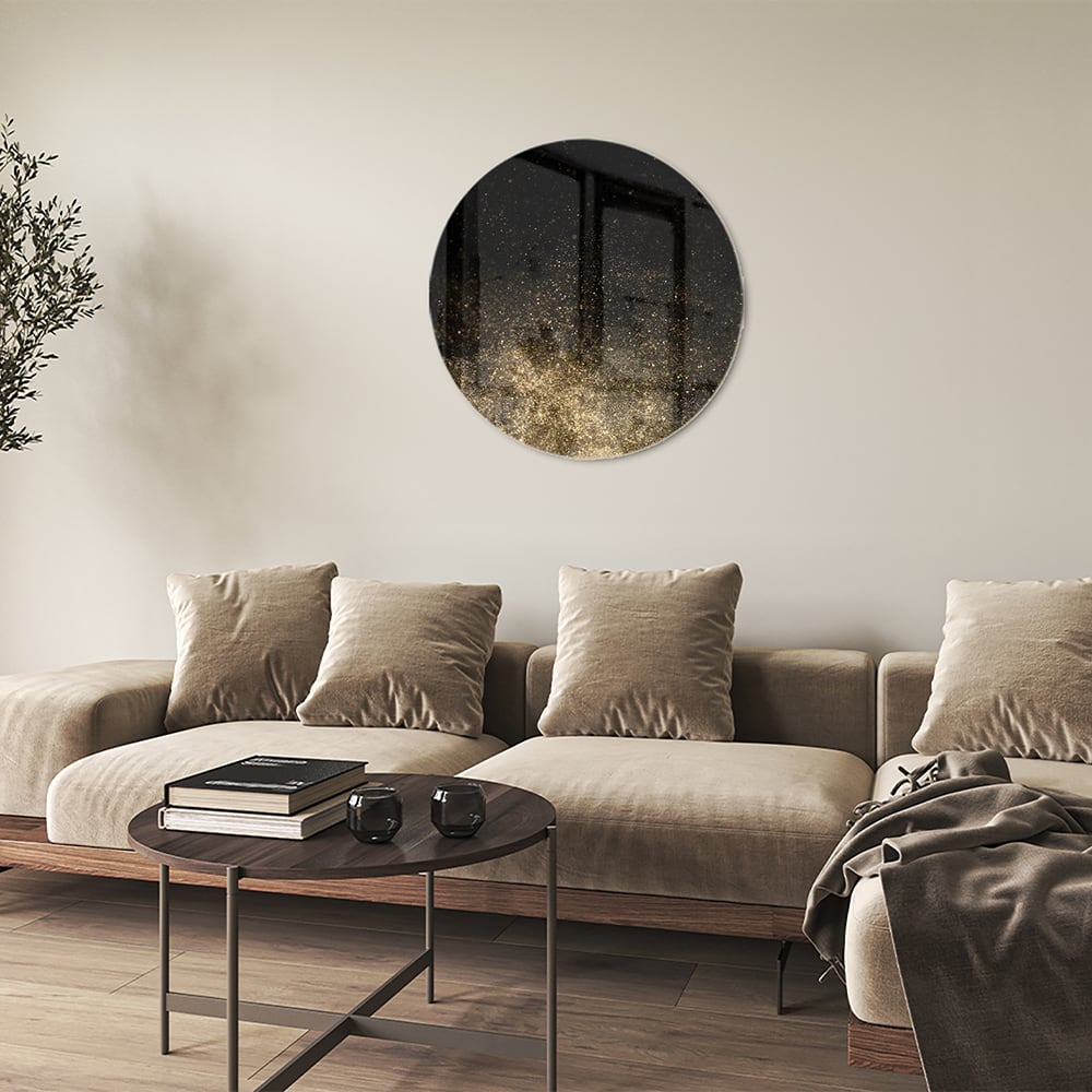 Glazen schilderij met zwarte achtergrond en gouden accenten aan de muur