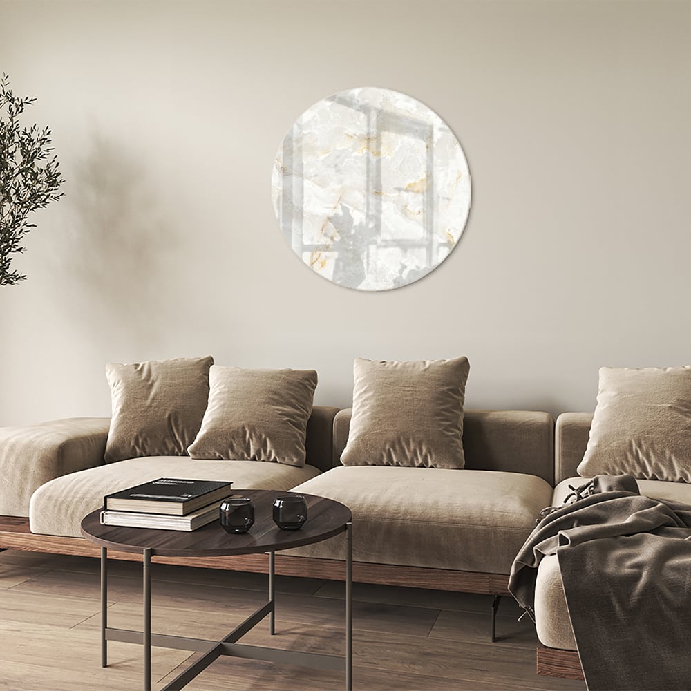 Elegant glazen schilderij met grijs marmer en gouden aders in moderne woonkamer