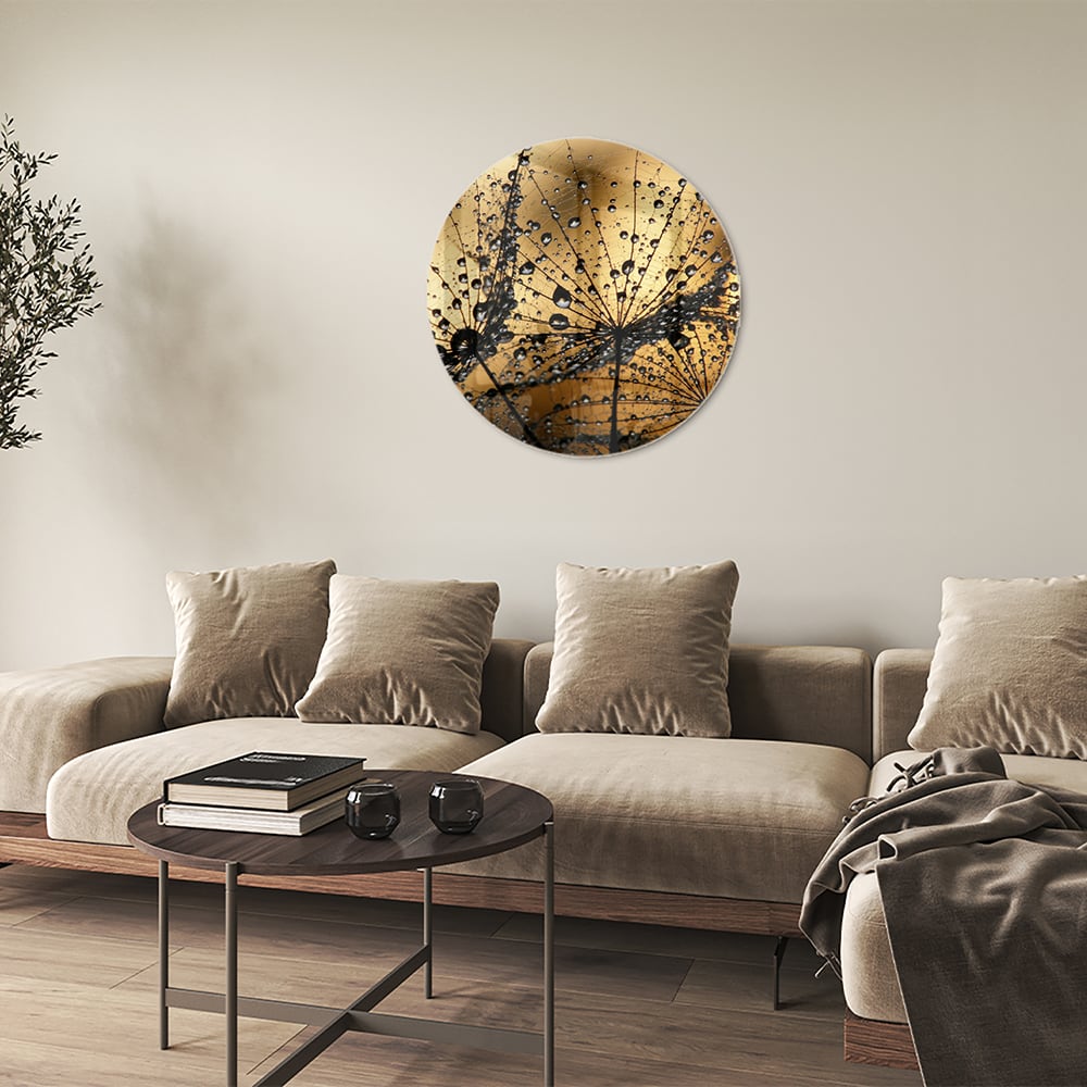 Glazen schilderij met gouden waterdruppels op een lichte muur.