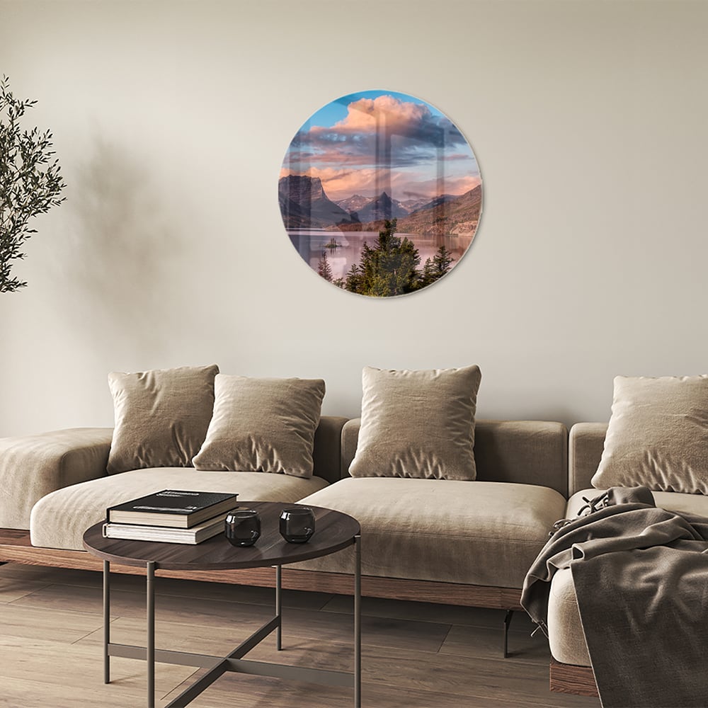 Glazen schilderij van bergen bij zonsopgang in een lichte woonkamer.