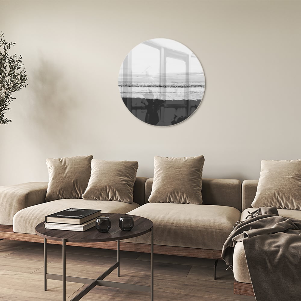 Minimalistisch zwart-wit glazen schilderij aan de muur in een modern interieur.