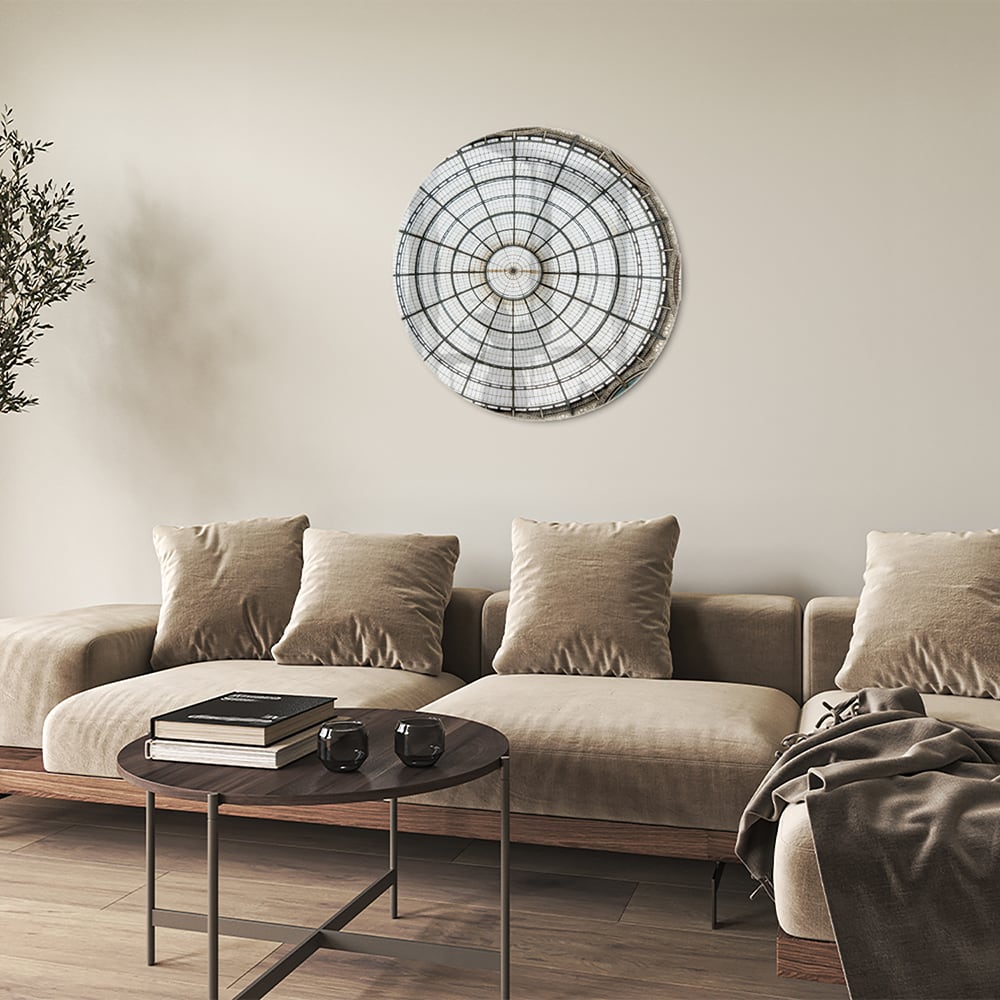 Elegant glazen schilderij van een kunstzinnige koepel op een muur.