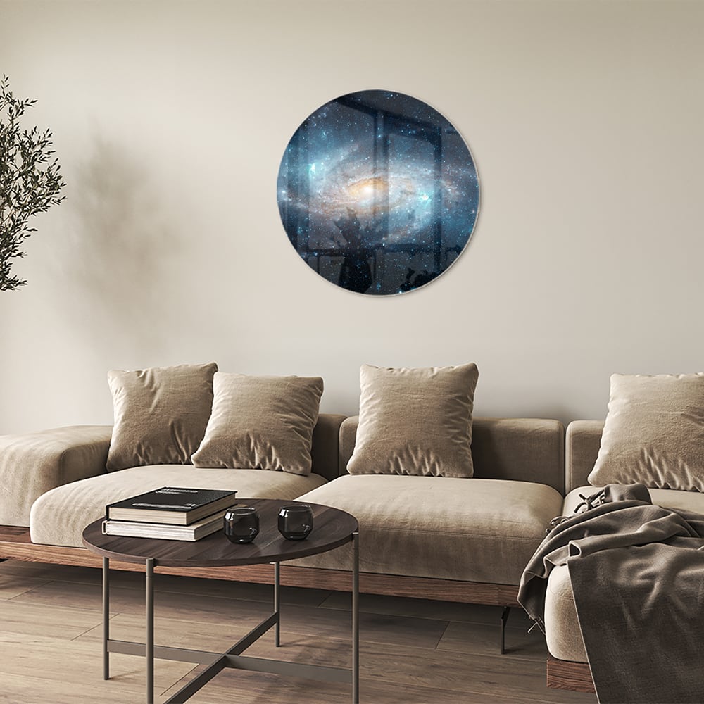Glazen schilderij van een sterrenstelsel aan de muur in een moderne woonkamer.
