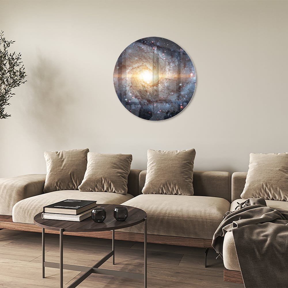 Glazen schilderij van een sterrenstelsel aan de muur in een lichte woonkamer.