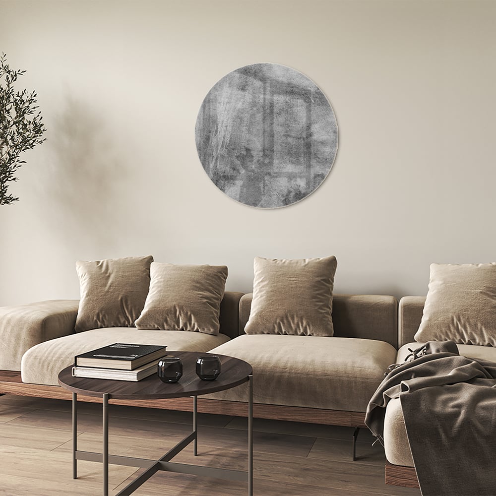 Abstract glazen schilderij in grijstinten op een witte muur.