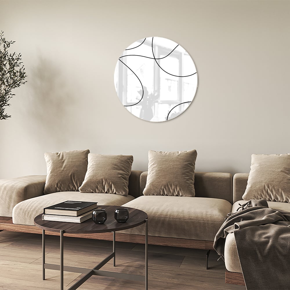 Glazen schilderij met elegante zwarte lijnen in een moderne woonkamer.