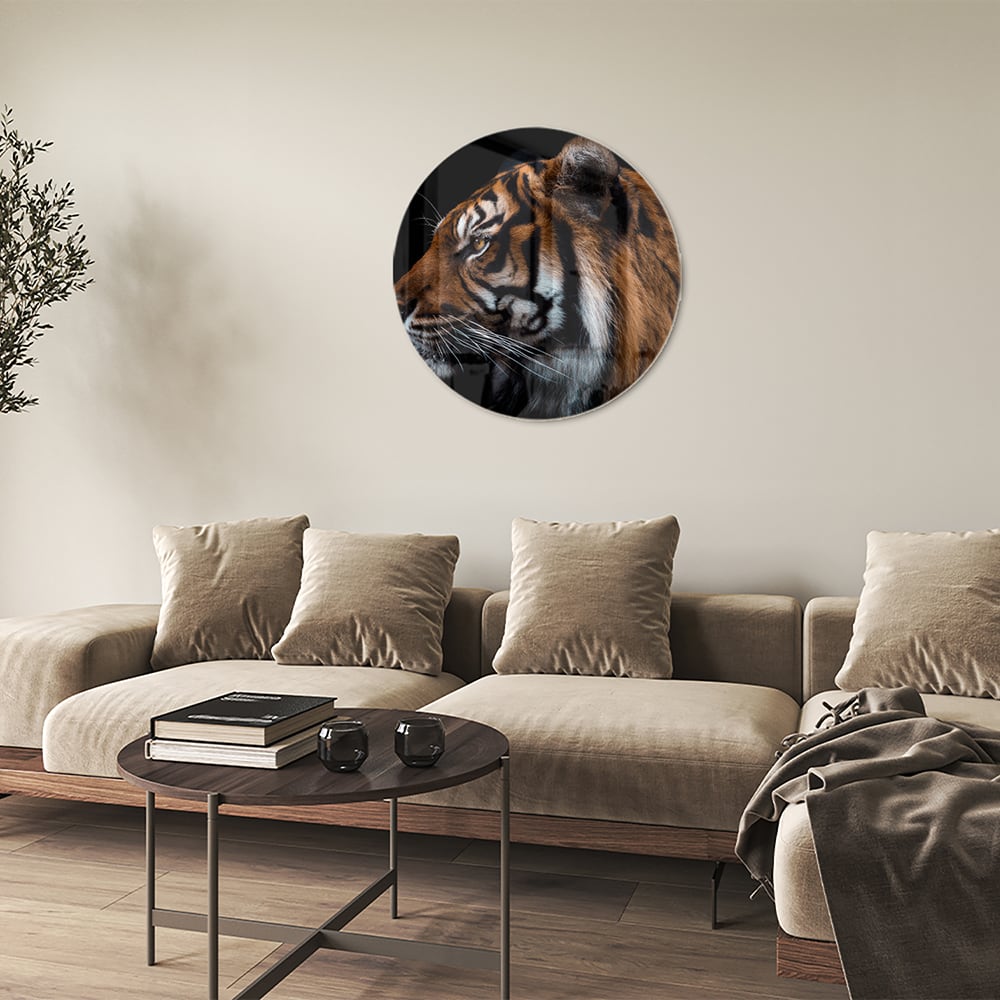 Glazen schilderij van een tijger met focus op het hoofd.
