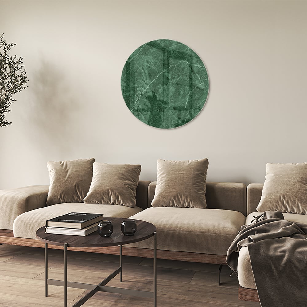 Groen glazen schilderij met marmerpatroon aan de muur.