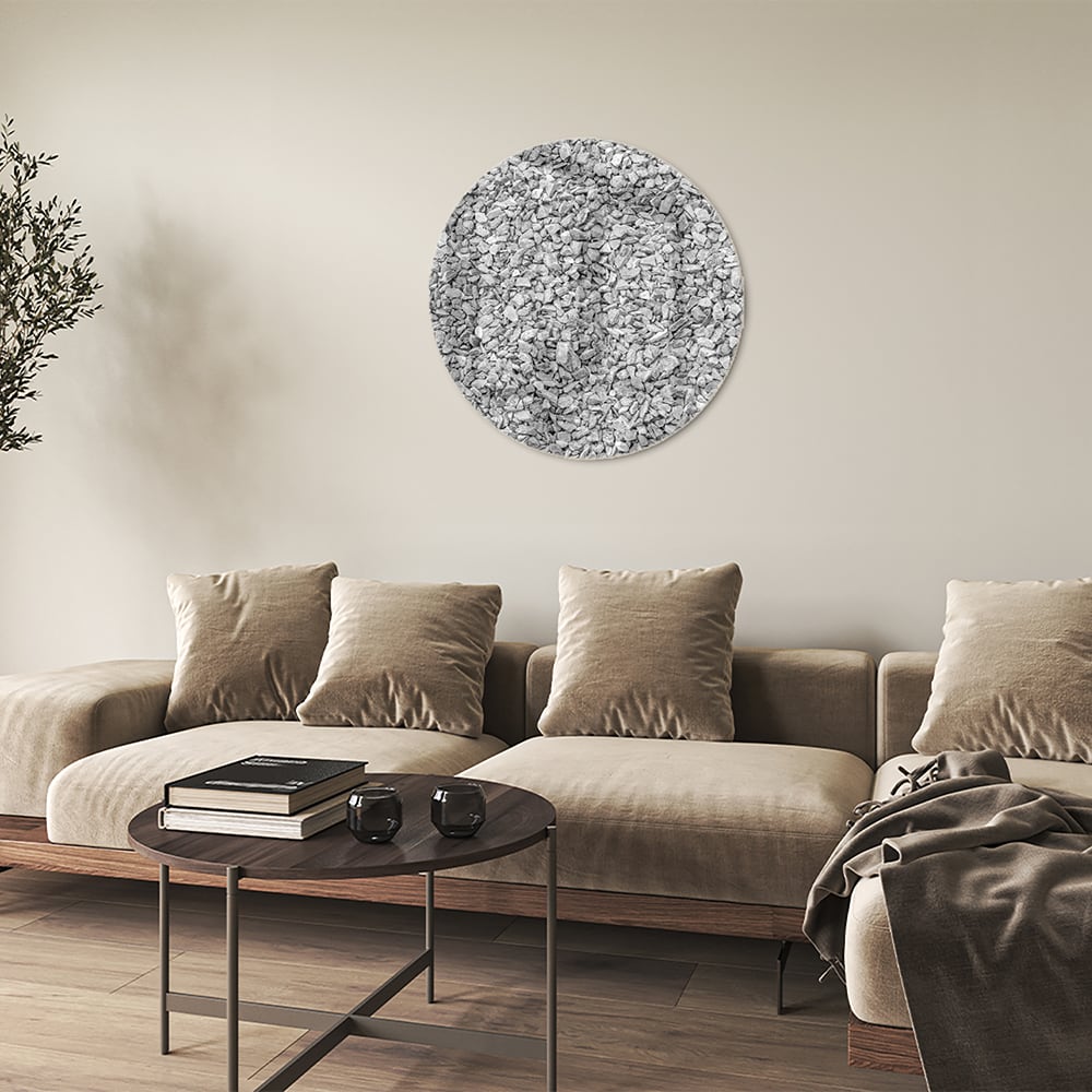 Abstract glazen schilderij met textuur hangt aan de muur in een modern interieur.