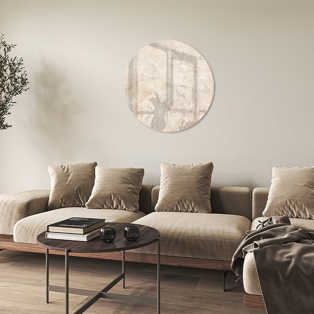 Een elegant glazen schilderij met natuurlijke tinten, perfect voor sfeervolle woonruimtes.