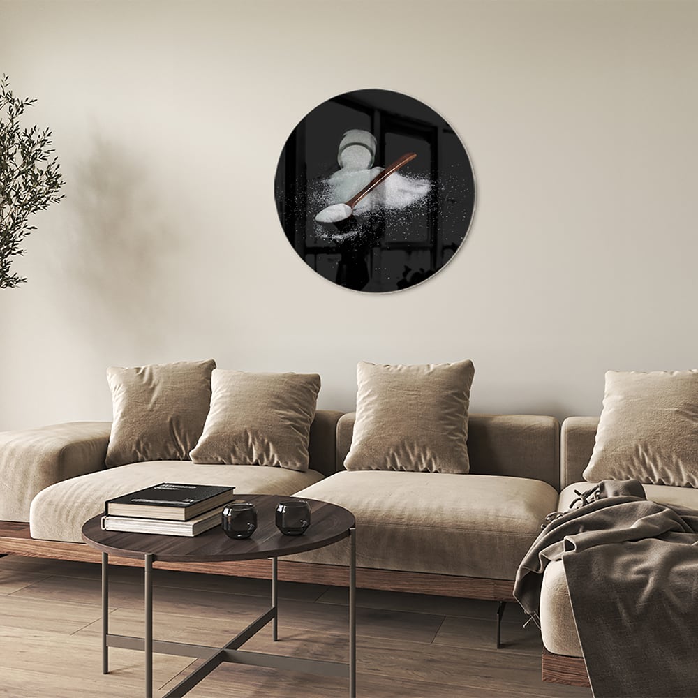 Een glazen schilderij met zout en een lepel op een zwarte achtergrond, ideaal voor keukeninrichting.