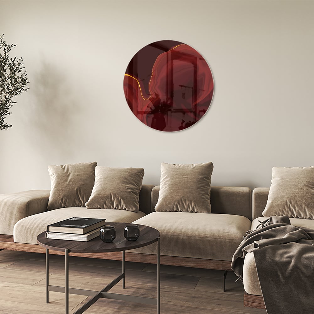 Abstract glazen schilderij met warme roodtinten aan de muur