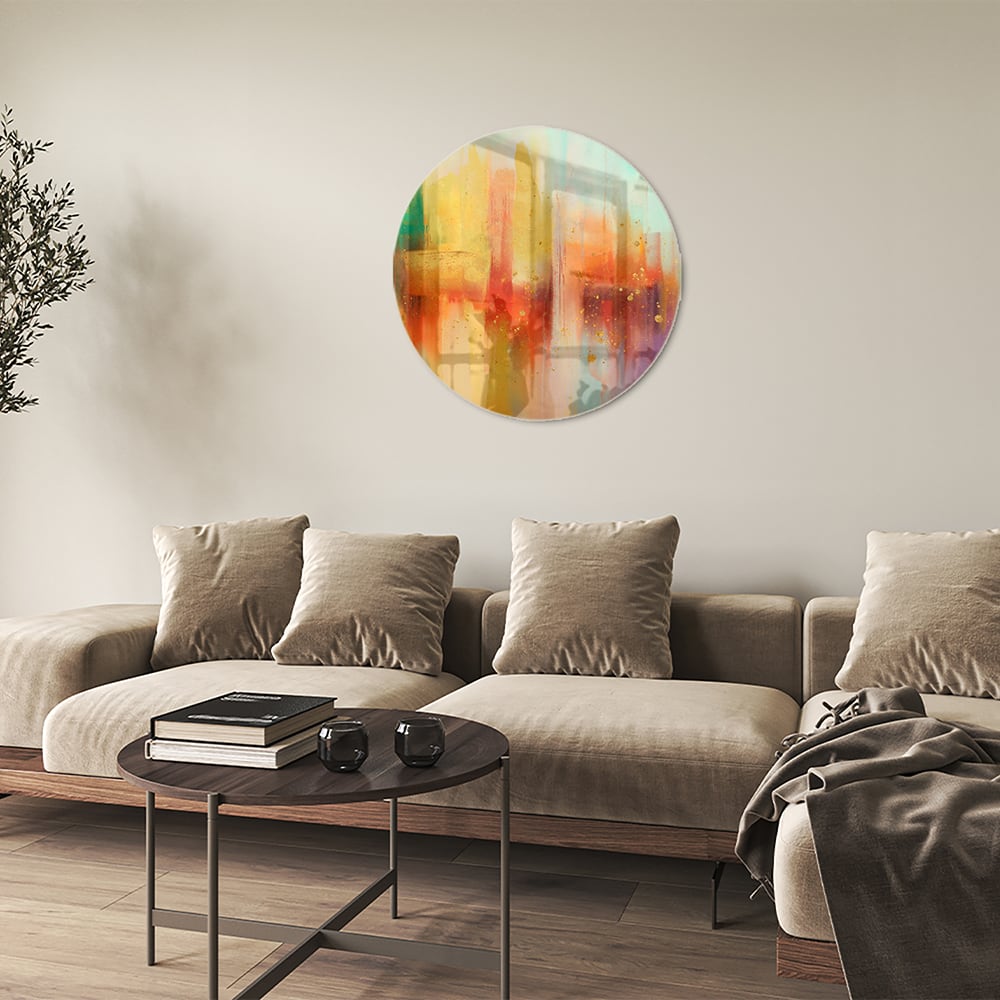 Abstract kleurrijk glazen schilderij aan de muur in een moderne woonkamer.