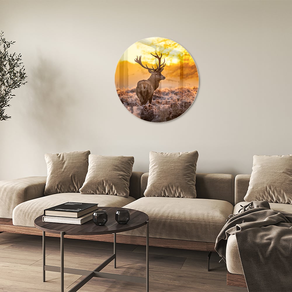 Glazen schilderij van een hert in de opkomende zon boven een veld