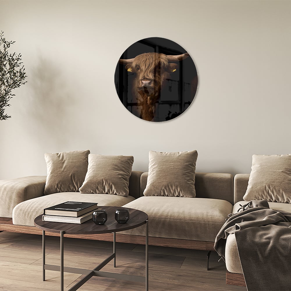 Glazen schilderij van een hooglander, een krachtige uitstraling in interieurdecoratie.