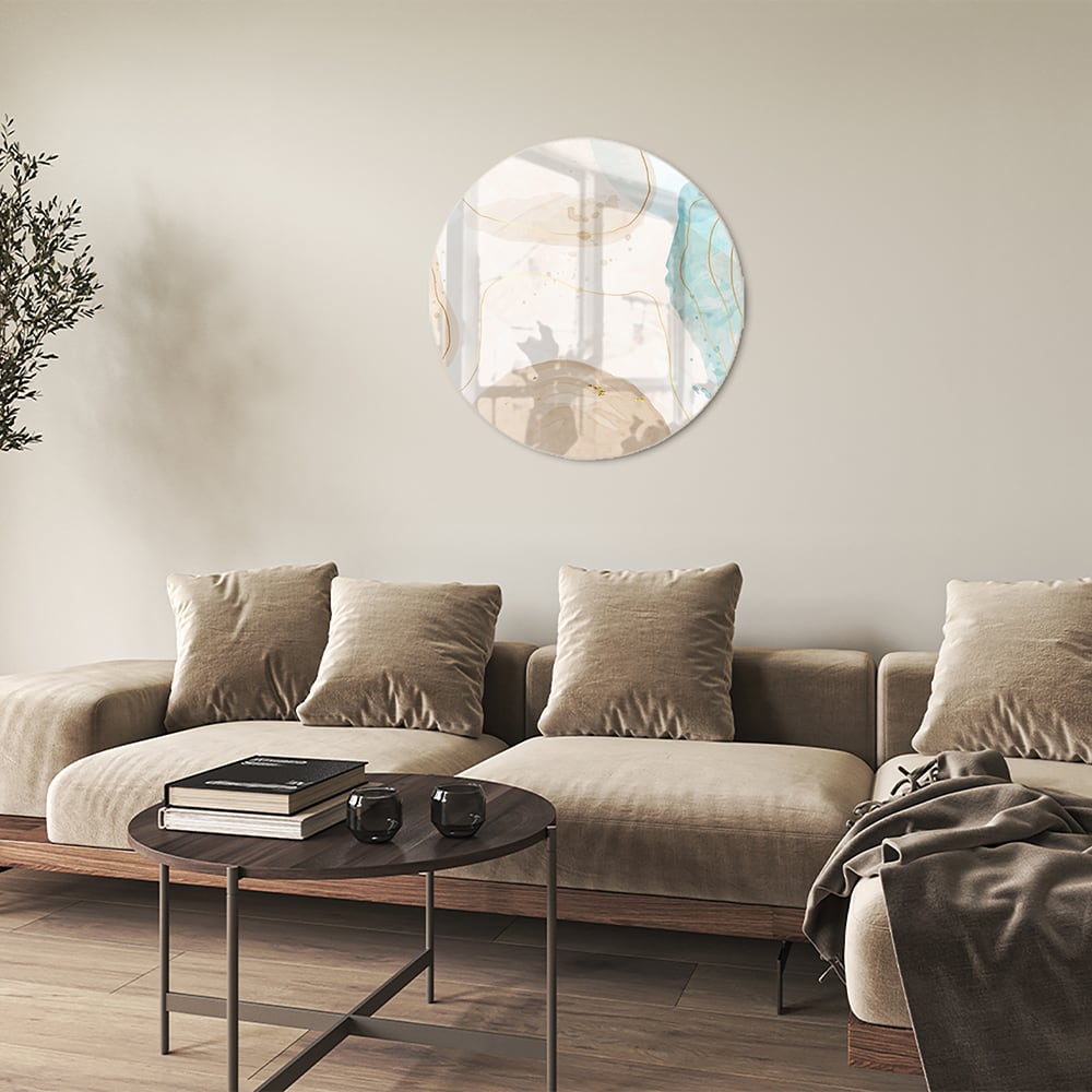 Elegante glazen schilderij met aqua en gouden tinten aan de muur.