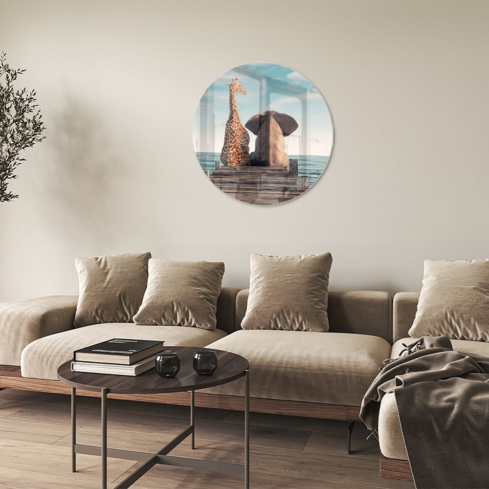 Glazen schilderij van een giraffe en olifant op een houten pier met zee op de achtergrond.
