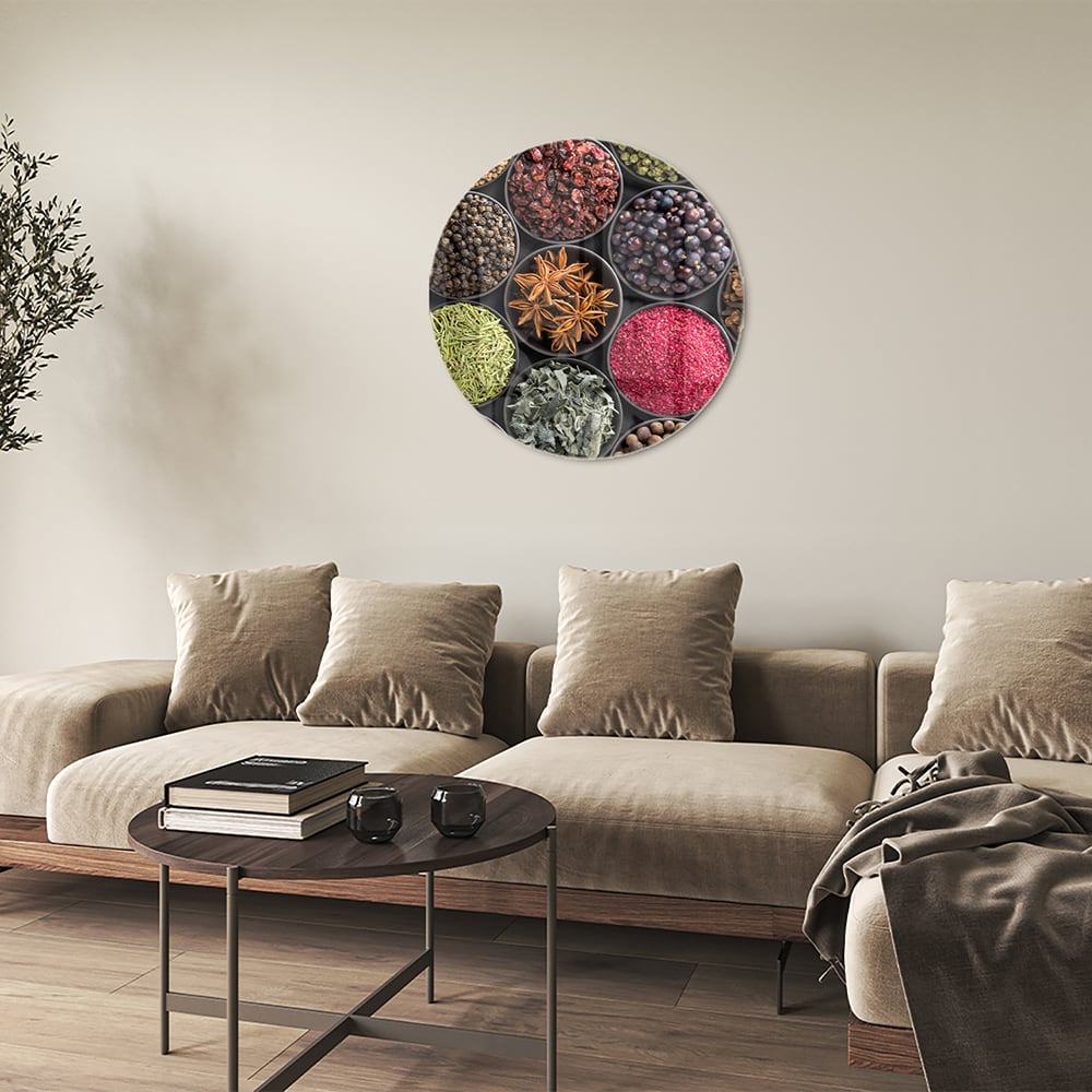Kleurrijk glazen schilderij met diverse specerijen en kruiden in ronde schaaltjes