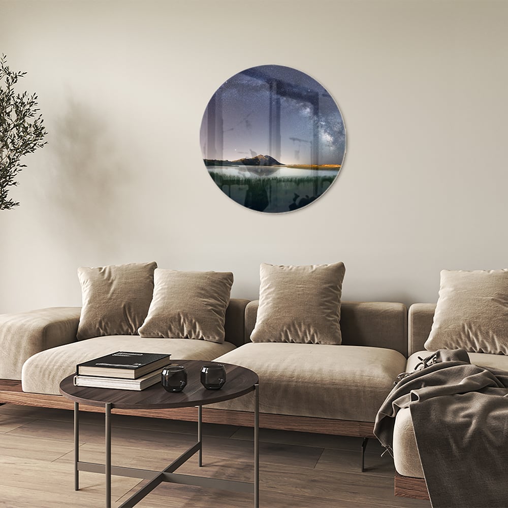 Glazen schilderij met sterrenhemel en bergen aan de wand