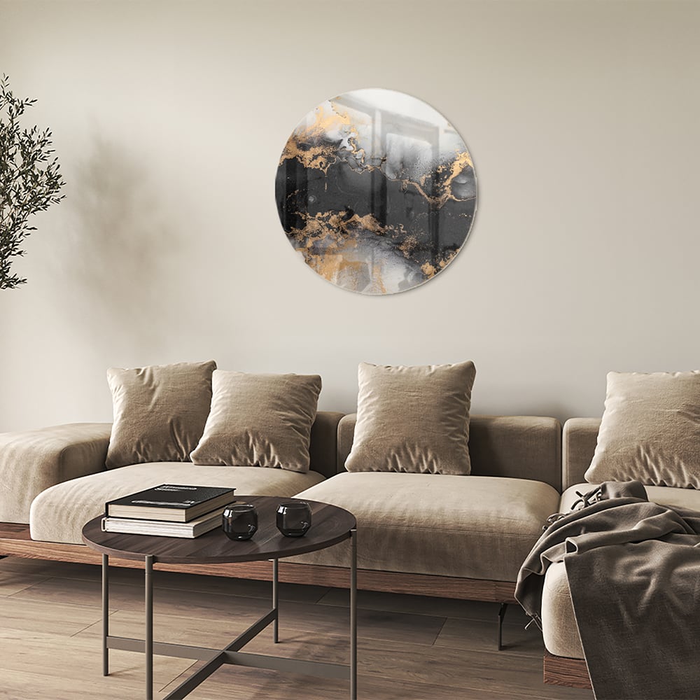 Glazen schilderij met zwarte en gouden abstracte patronen aan de muur boven een houten kast.
