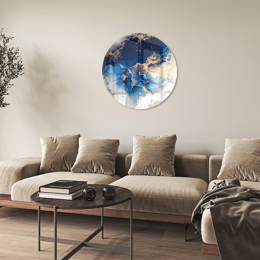 Prachtig glazen schilderij met blauwe en gouden patronen aan de muur.