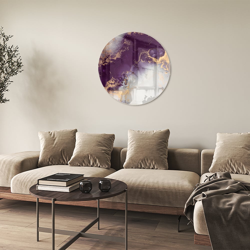 Een elegant paarse glazen schilderij met gouden accenten aan een muur in moderne woonkamer.