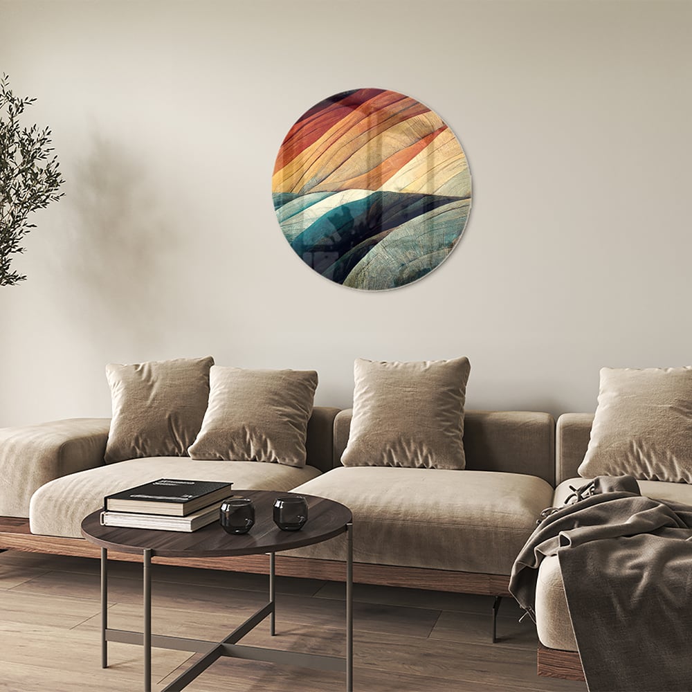 Abstract glazen schilderij met gekleurde golven in een moderne woonkamer.