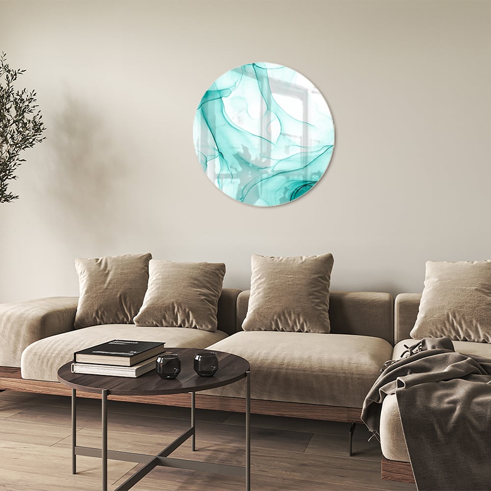 Lichtblauw abstract glazen schilderij aan de muur boven een houten meubel.