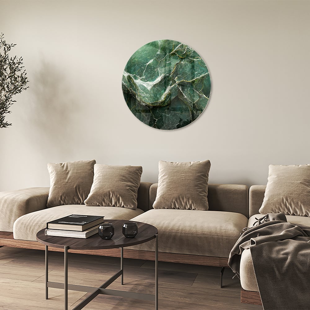 Glas schilderij met marmerpatroon in groene tinten, hangt aan de muur.