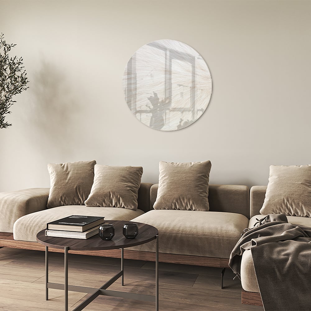 Minimalistisch glazen schilderij met een subtiel natuurthema aan de muur.