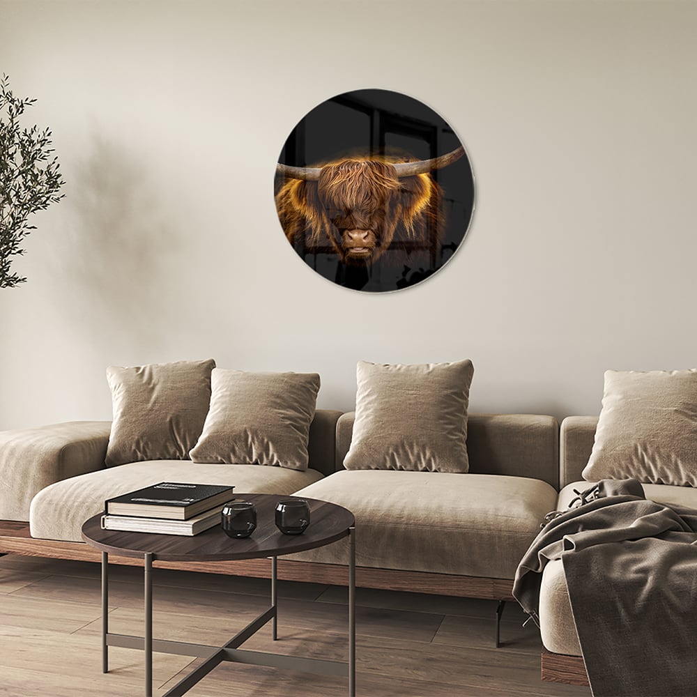Glazen schilderij van een Highlander rund met lange hoorns en vacht op een zwarte achtergrond.