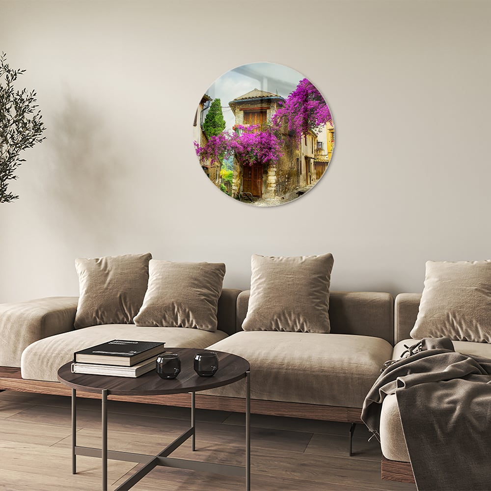 Glazen schilderij met een prachtig straatzicht en paarse bloesems in een helder interieur.
