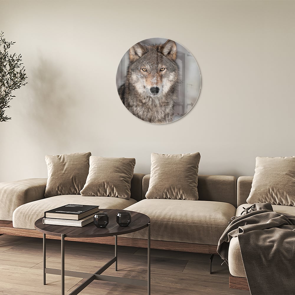 Glazen schilderij van een wolf met indrukwekkende blik in een interieur