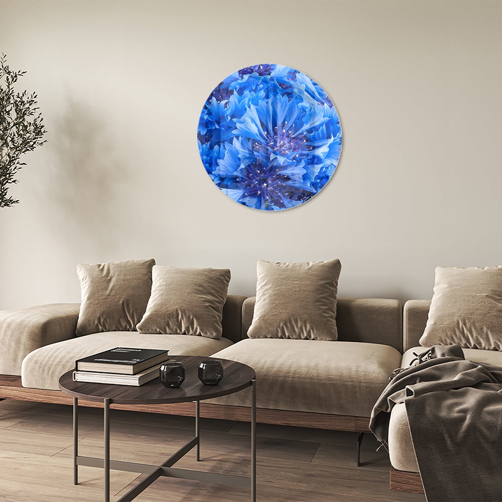 Glazen schilderij met een prachtig blauw bloemenmotief aan de muur