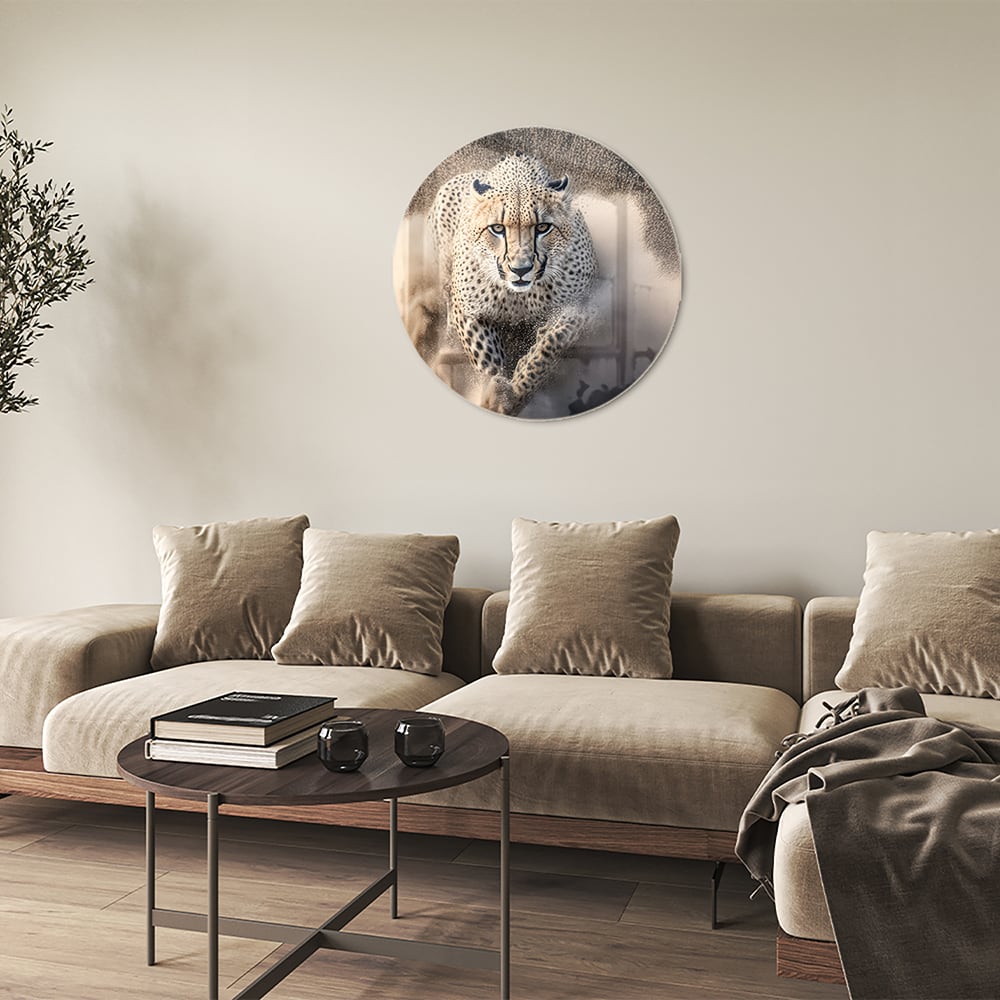Glazen schilderij van een jachtluipaard die door zand rent in een moderne woonkamer.