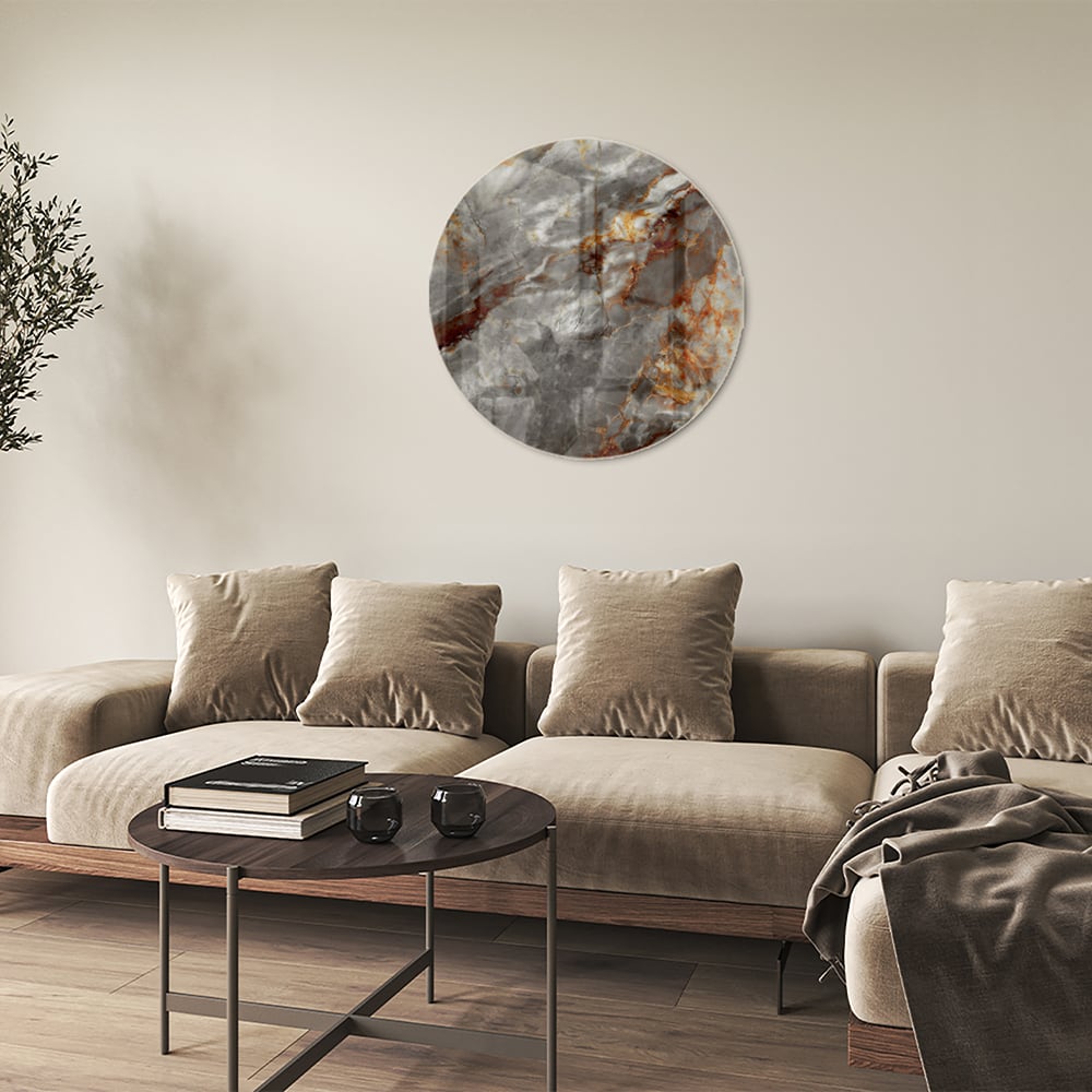 Glazen schilderij met marmerlook in grijs en oranje aan de muur