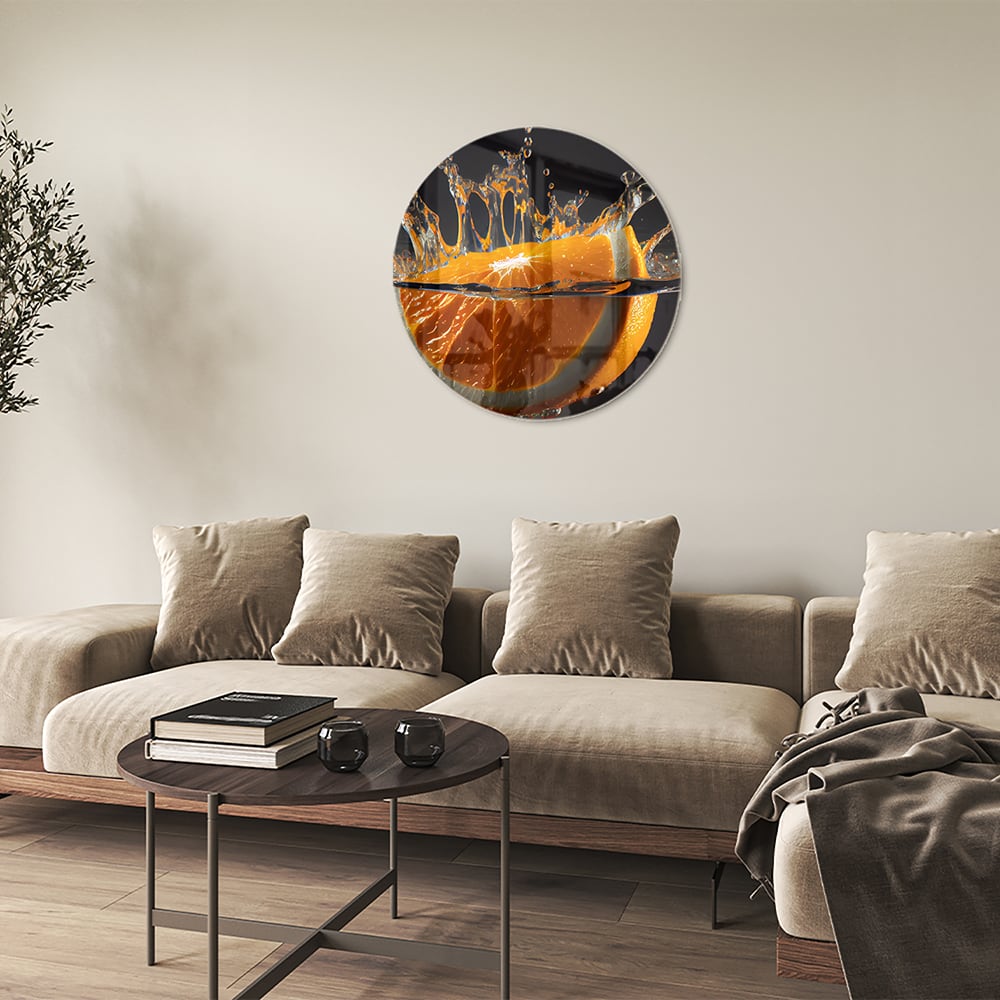 Glazen schilderij van een spetterende sinaasappel boven water.