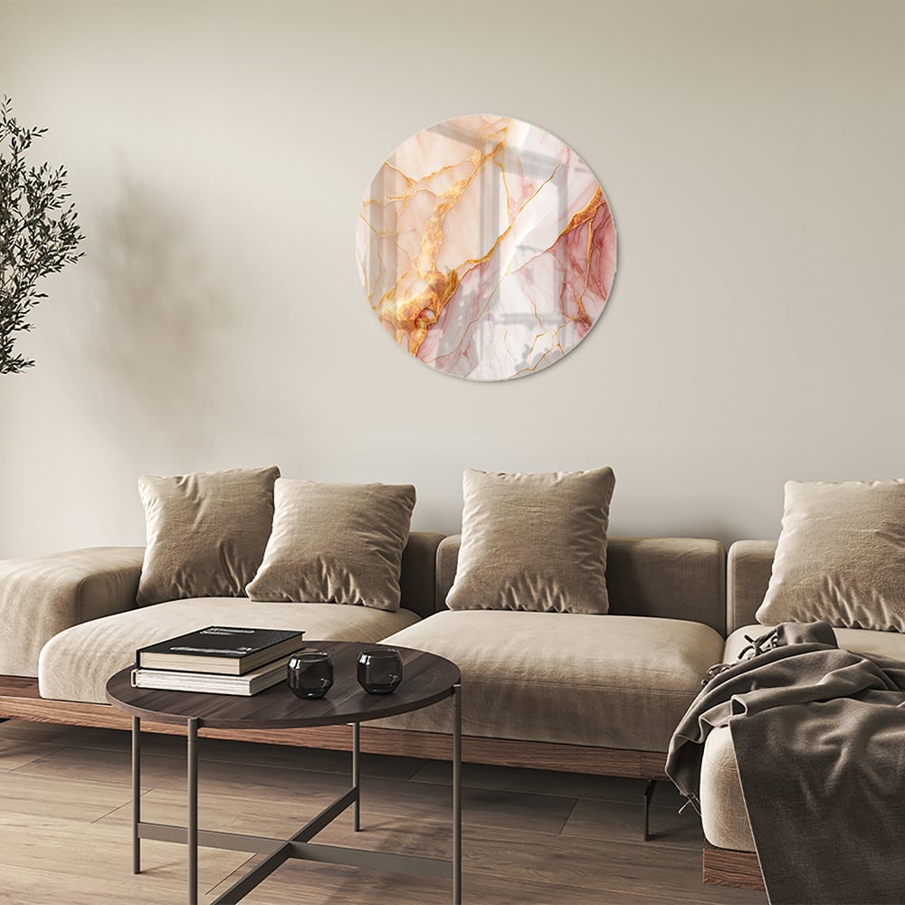 Elegante glazen schilderij met rozen en gouden tinten aan de muur.
